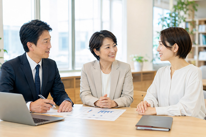 派遣元と派遣先の双方でタイムカードを保管する派遣業界特有のルールについて話し合う様子